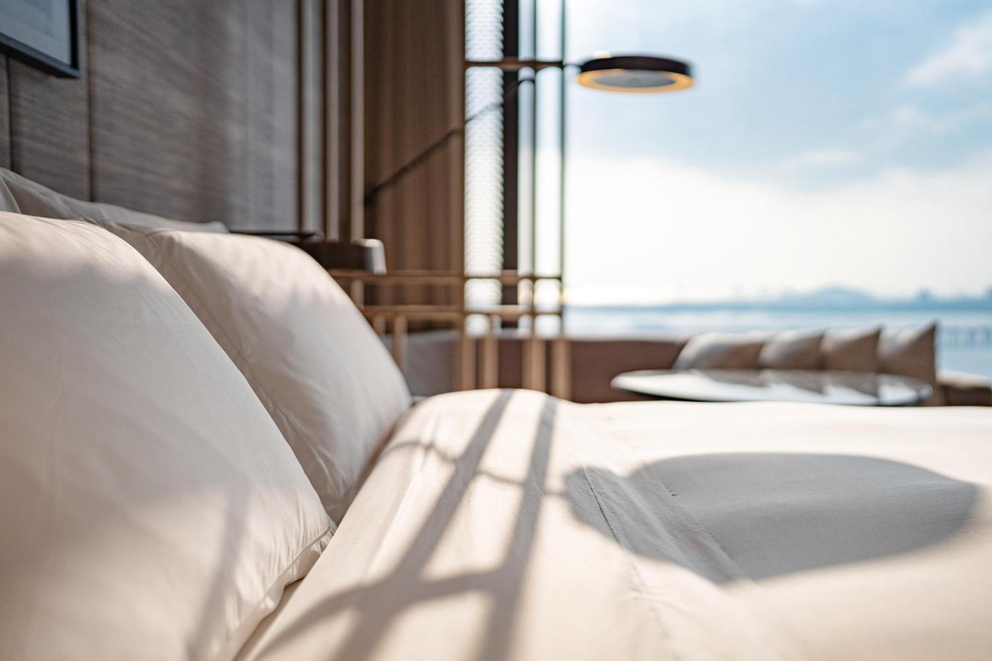 Conrad Shenzhen, The First Art Museum Hotel In Greater Bay Area With The Stunning Bay And Sunset View In The Hotel Terrace Экстерьер фото